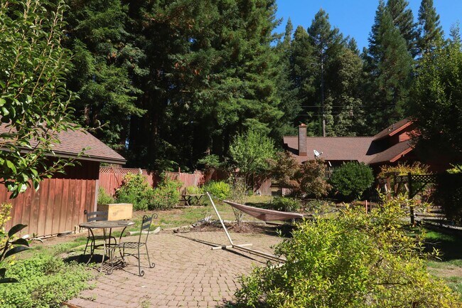Building Photo - Spacious 3/2.5 Custom Home in Kneeland