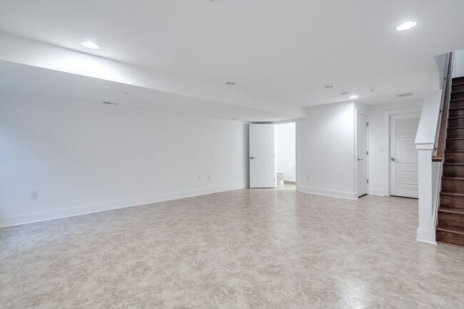 Building Photo - Northern Liberties Townhome with Parking