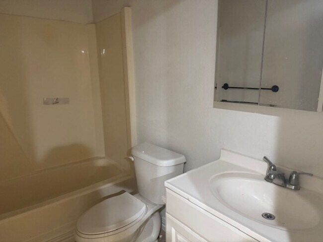 Building Photo - 3/1 Fenced yard Pet Friendly Gladewater ISD