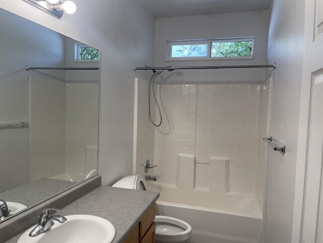 Building Photo - 754 N Bradford Dr