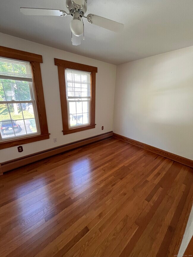 Building Photo - 702 Farmington Ave