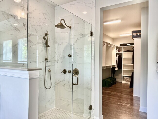 Building Photo - LUXURY TOWNHOME near Southend