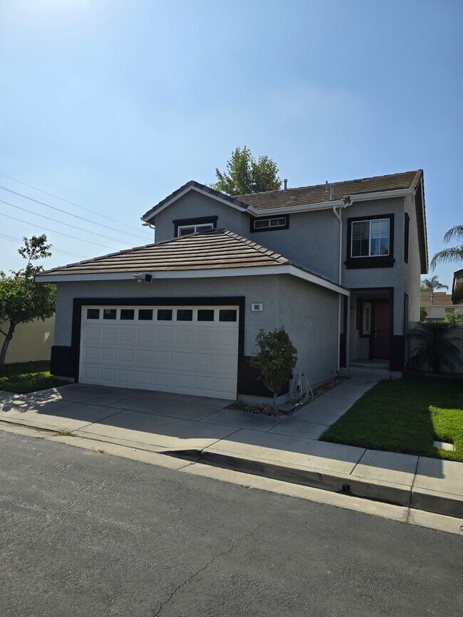 Building Photo - Beautiful Home in Corona for Lease