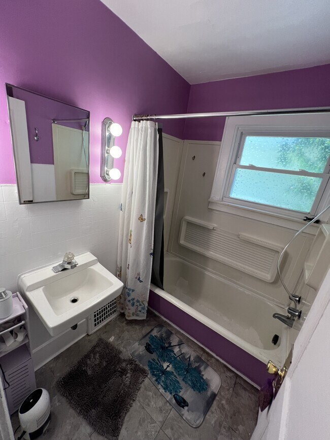 Building Photo - 1223 Bensch St