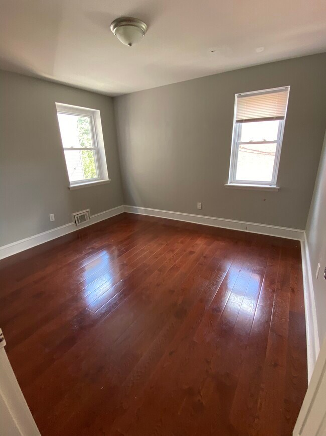 2nd Fl rear bdrm - 603 N 32nd St