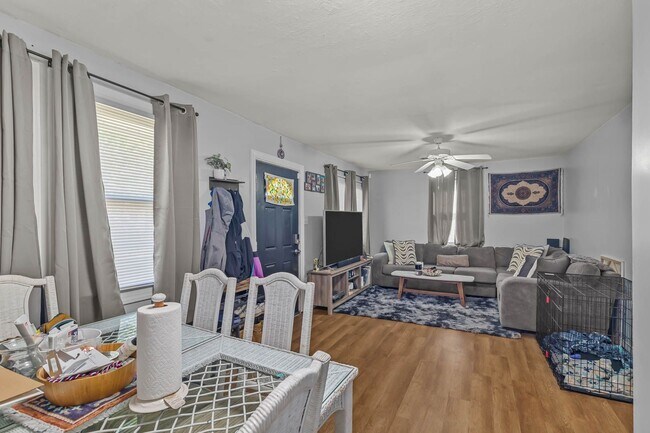 Building Photo - Charming 2-Bedroom Home with Modern Updates!