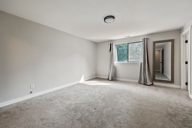 Building Photo - Home with private Long Lake community beac...