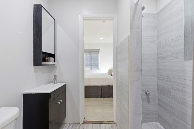 Building Photo - 6715 NE Miami Pl