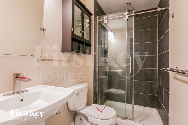 Building Photo - 810 York Dr