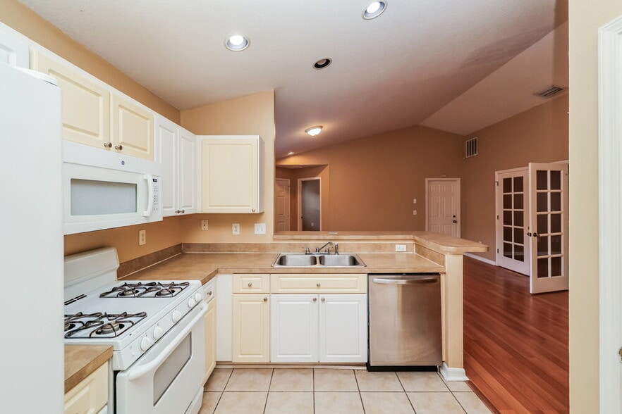 Building Photo - 6708 Summer Haven Dr