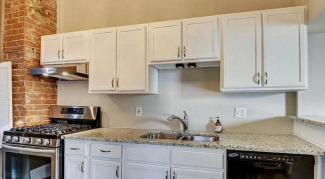 Building Photo - Must See 3 Bedroom Near Creighton!!