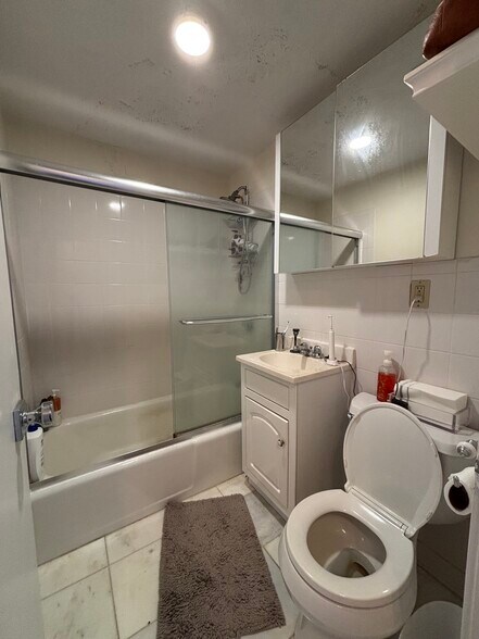 Building Photo - 17 Joy St