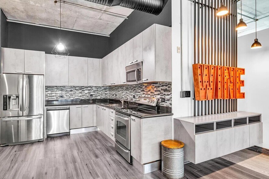 Building Photo - 2100 Van Buren St