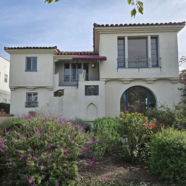 Building Photo - Large Fairfax area Lower Duplex