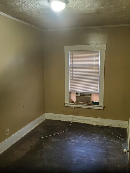 Building Photo - 5002 Maplewood St