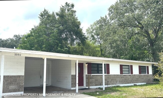 Primary Photo - Spacious 4 Bed/2 Bath Home with HUGE Fence...