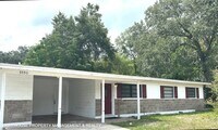Building Photo - Spacious 4 Bed/2 Bath Home with HUGE Fence...