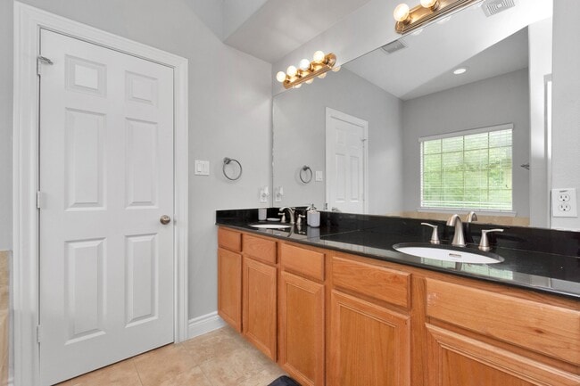 Building Photo - 9038 Lakes Dr