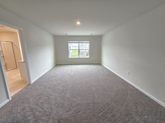Building Photo - 942 Pineland Dr