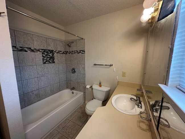 Building Photo - 204 Karem Cir