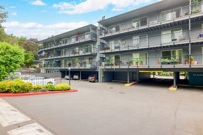 Building Photo - STYLISH 2 BED/2 BATHS LAKE OSWEGO CONDO