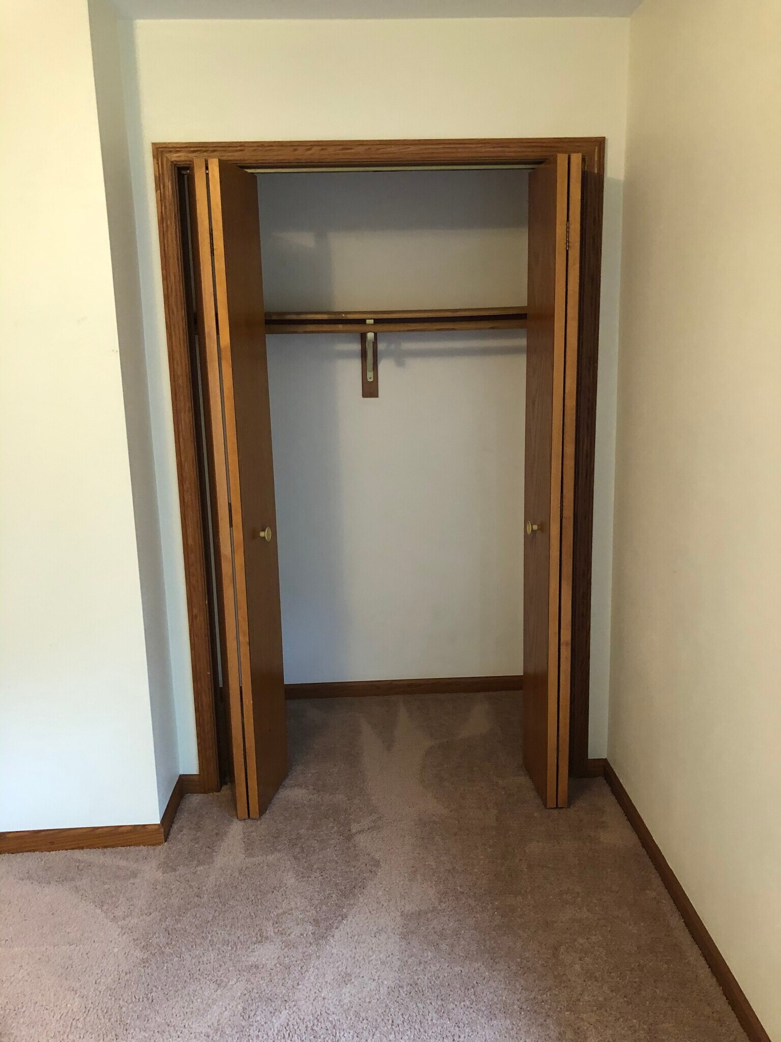 Walkin Closet - 4674 Hayes Rd