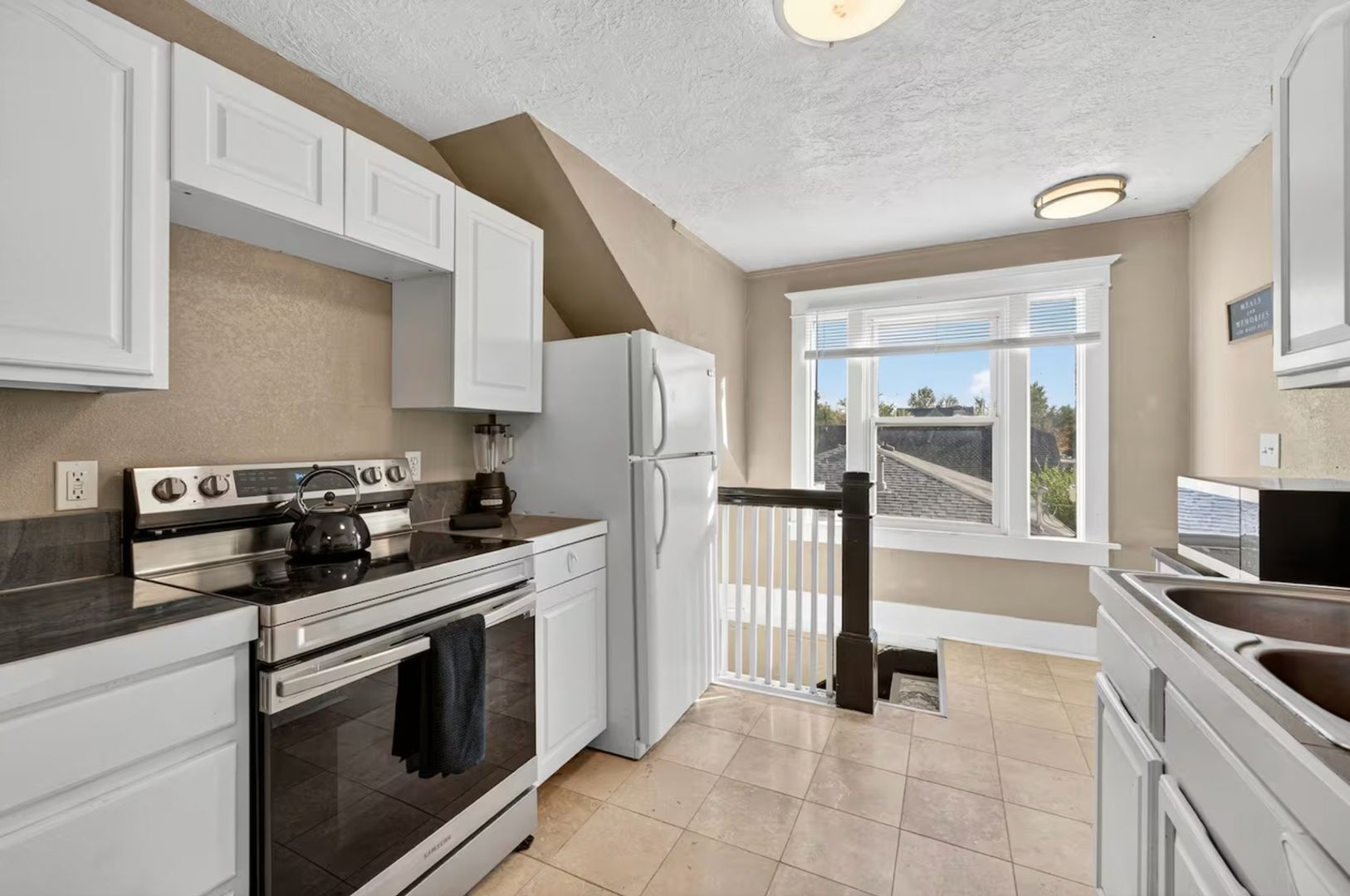 Building Photo - 1821 6th Ave