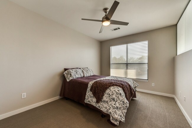 Building Photo - Stunning 2/2 Condo in Oak Lawn!