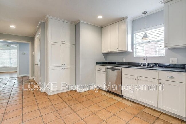 Building Photo - 3528 Rogers Ave