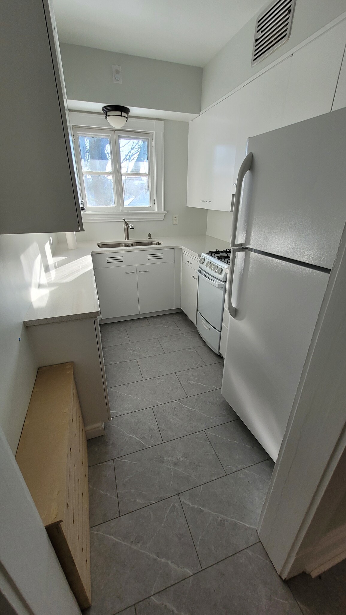 Building Photo - 516 Fountain St NE