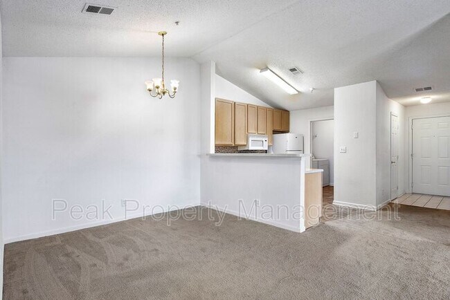 Building Photo - 811 Brassie Ln