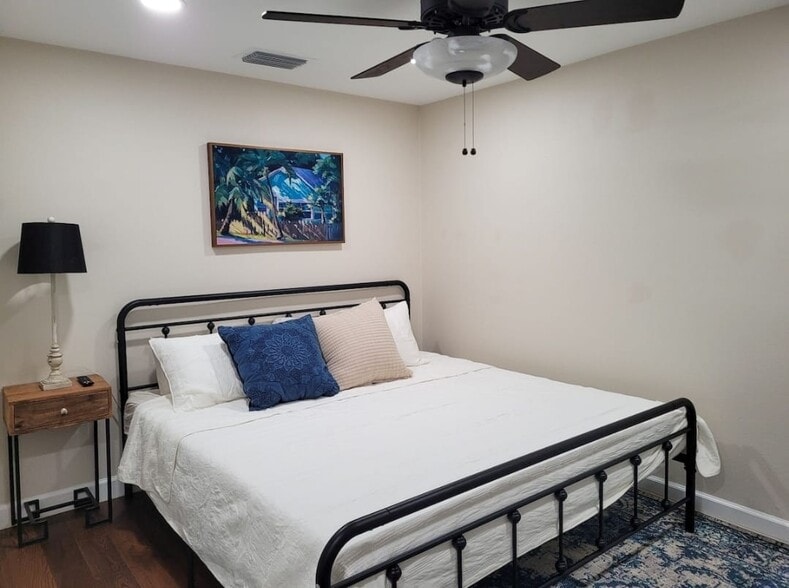 guest bedroom features 40" smart tv and closet - 4444 17th St W