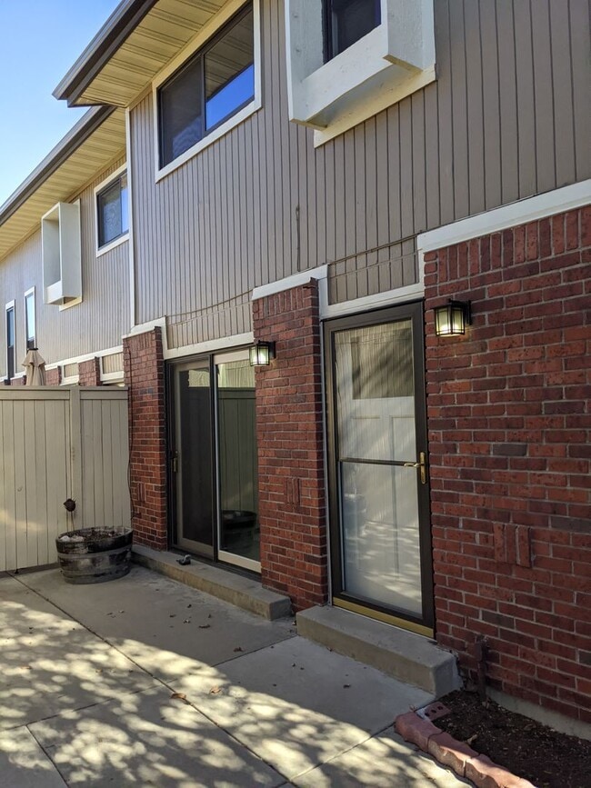 Building Photo - Stunning Golden Townhouse On Top of The World!