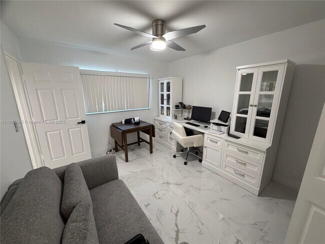 Building Photo - 7290 Kinghurst Dr