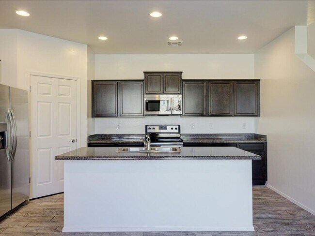Building Photo - 4 Bedroom, 2.5 Bath COMMUNITY POOL!