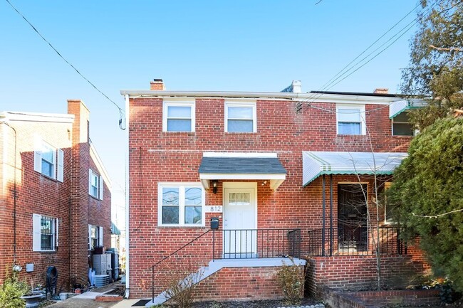 Building Photo - 812 Burns St SE