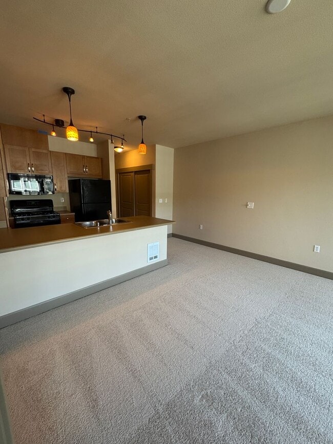 Building Photo - Bright Top-Floor Condo in the Heart of the...