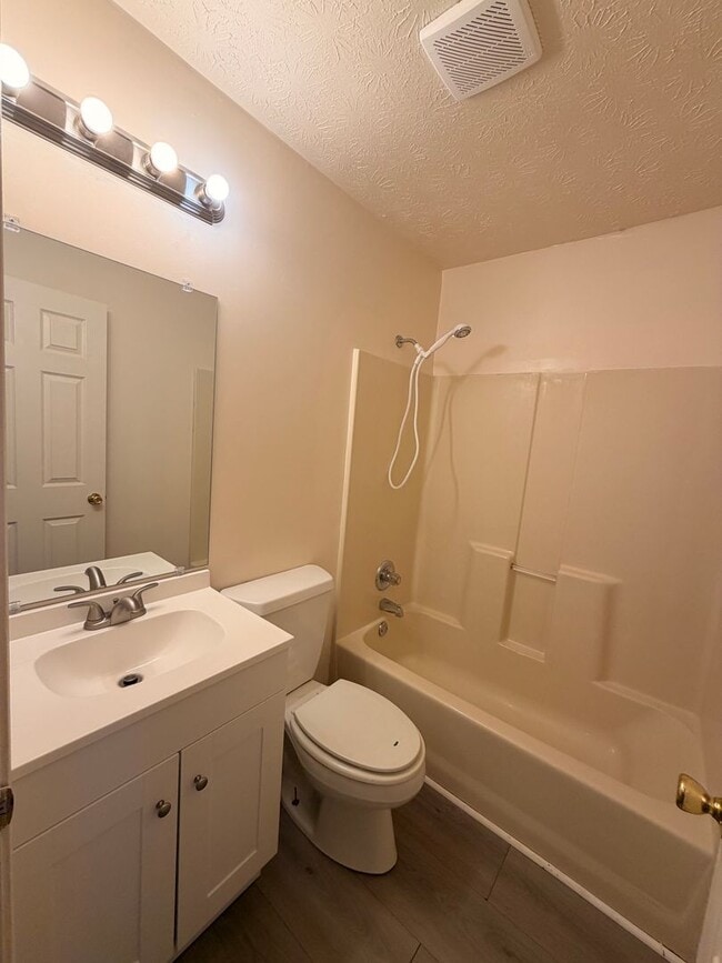 Building Photo - Spacious 2 Bed 1 Bath Duplex