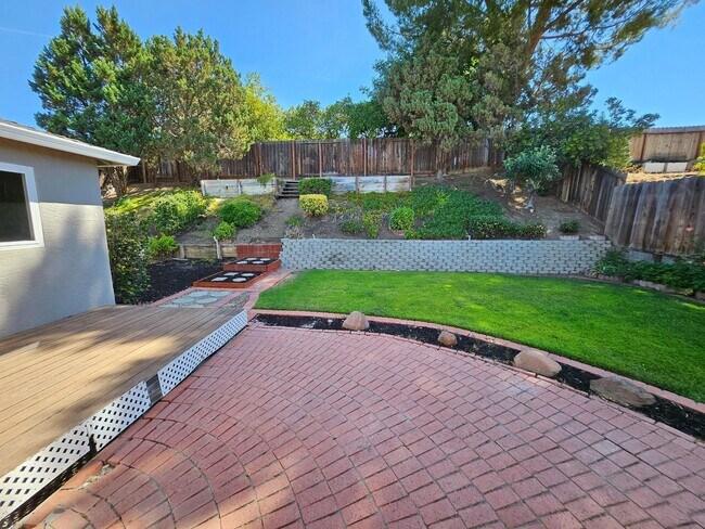 Building Photo - Beatifully updated 3 bedroom, 2 bath home ...
