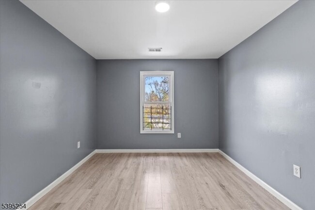 Building Photo - 132 E Main St