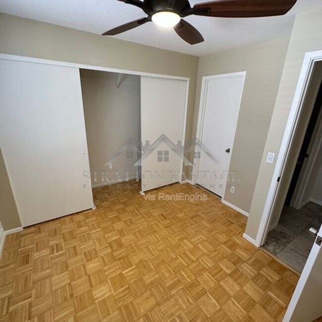 Building Photo - 653 W Guadalupe Rd