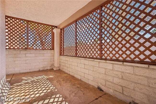 Building Photo - SPACIOUS 3BEDROOM SINGLE STORY TOWNHOME IN...
