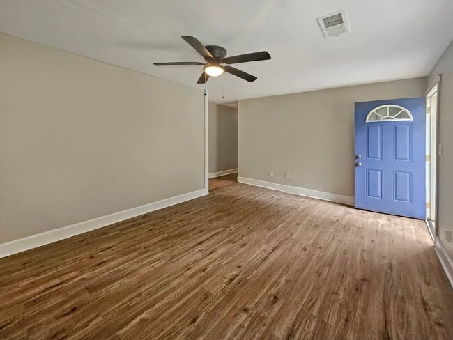 Building Photo - 382 Cologne Dr SE