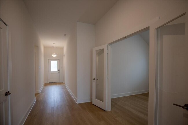Building Photo - 8622 Sun Coral Dr