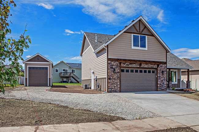 Building Photo - 4 Bedroom with Shop and View of the Mounta...
