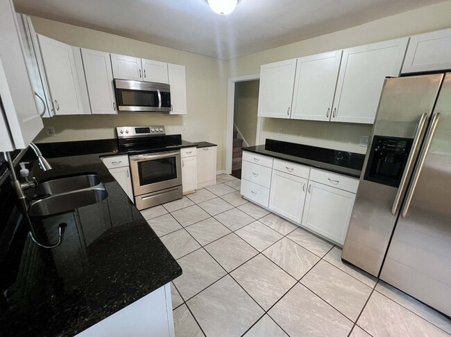 Building Photo - 544 Hillard