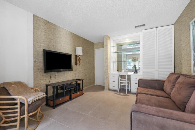 Building Photo - 175 Gran Via