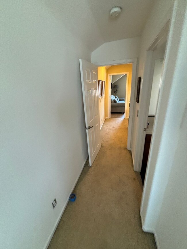 Building Photo - Two Beautiful Large Rooms for Rent in Disc...