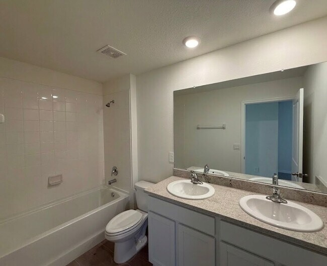 Building Photo - Spacious 4-Bedroom Modern Home in Oaks Preserve – Perfect Gainesville Location