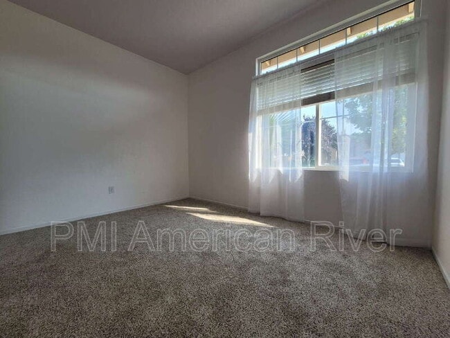 Building Photo - 8440 Zinnia Way